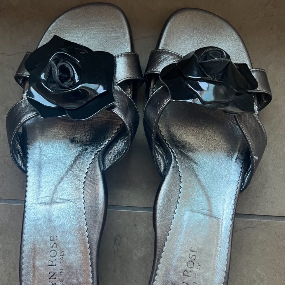 Taryn Rose kitten heels with rose detail - Picture 5 of 6
